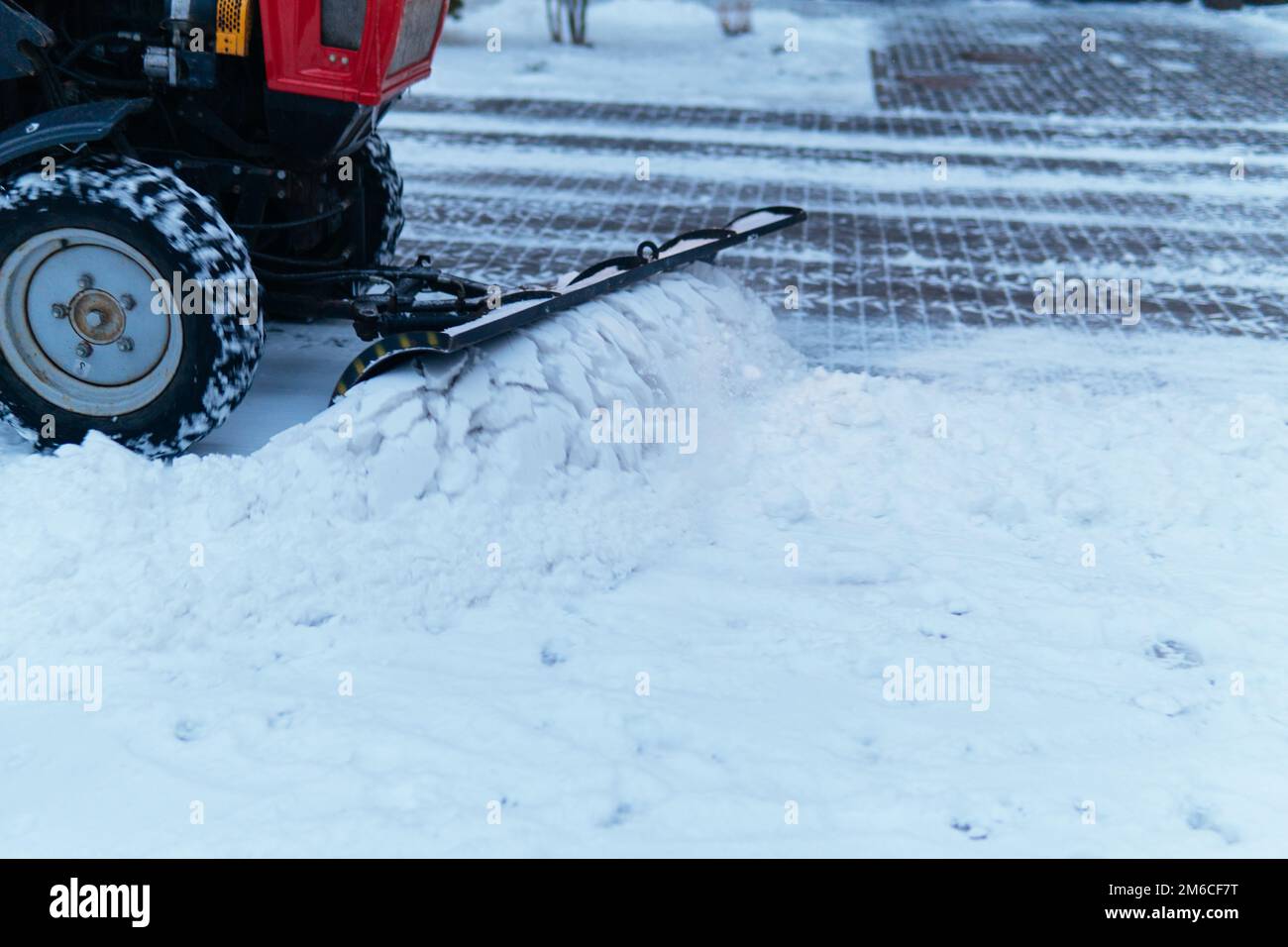 Schneepflug-Traktor entfernt Schnee auf der Straße Stockfoto