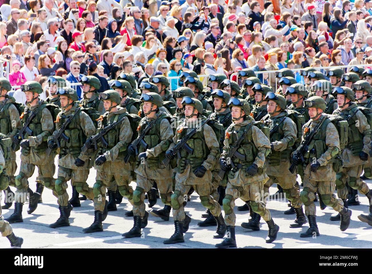 Russische Soldaten marschieren bei der Parade am jährlichen Siegesfeiertag, Mai, Stockfoto
