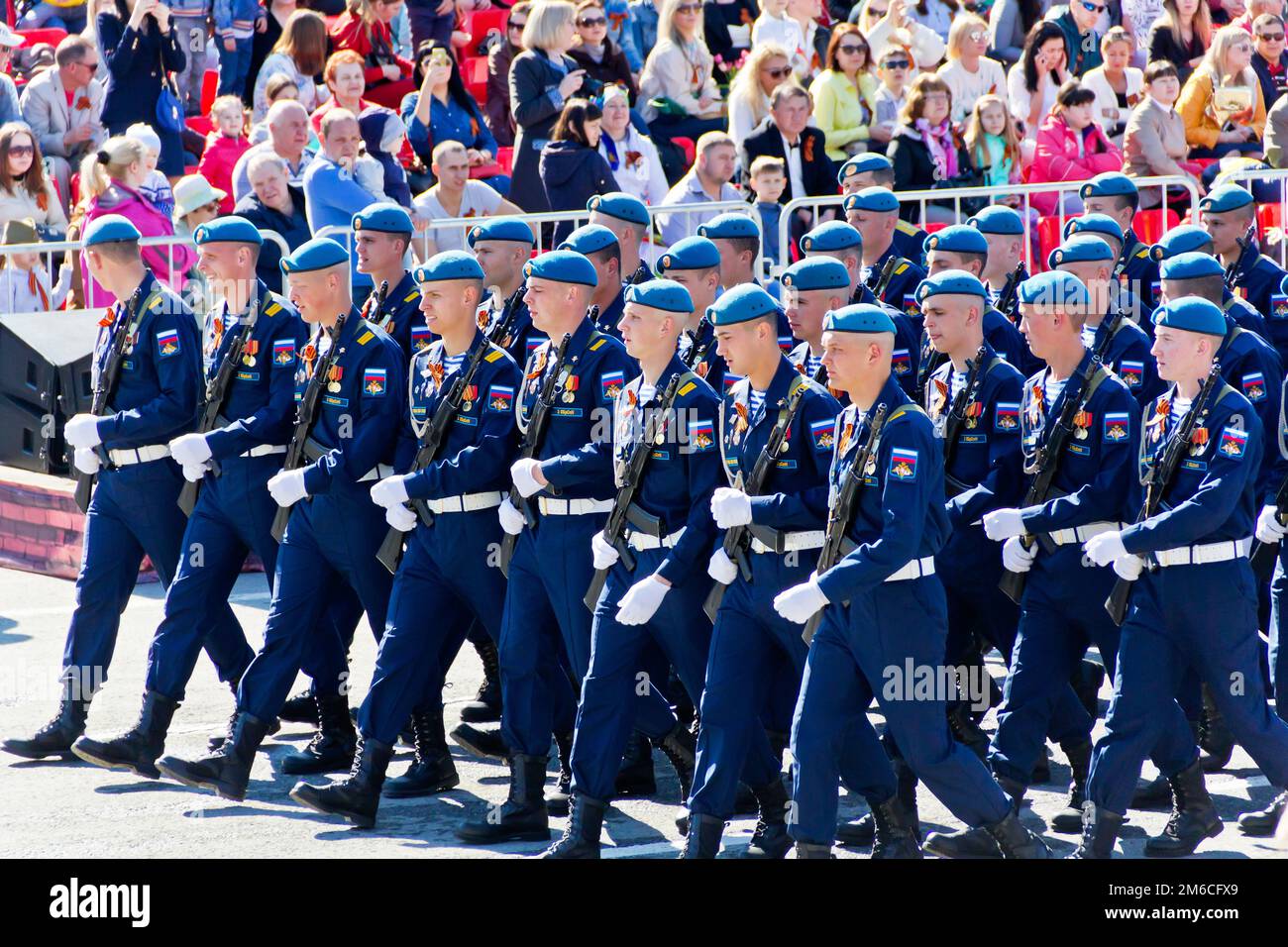 Russische Soldaten marschieren bei der Parade am jährlichen Siegesfeiertag, Mai, Stockfoto