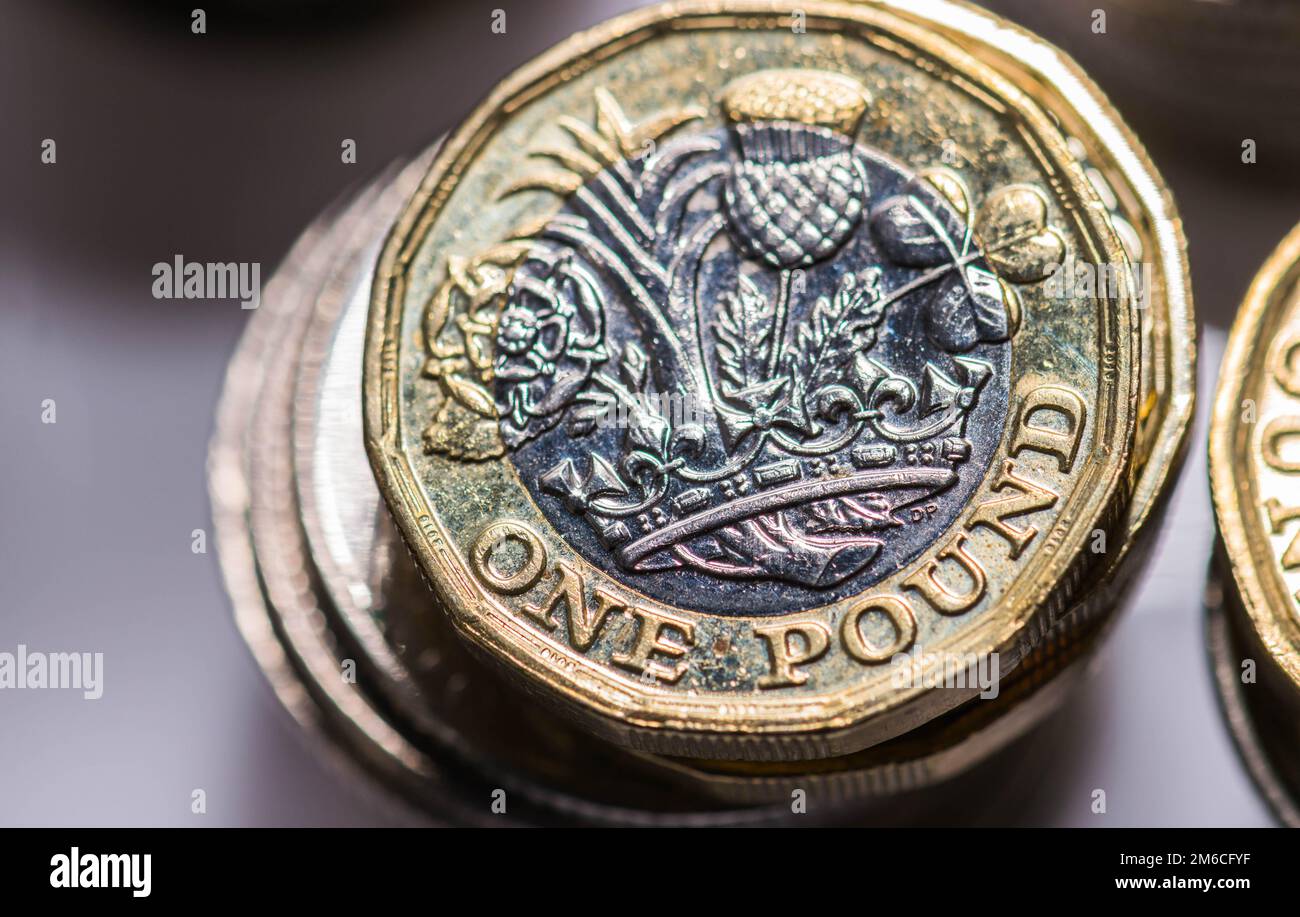 In der Nähe des Fokus Fotos der neuen britischen Pound Münze, unter anderen britischen Münzen Stockfoto