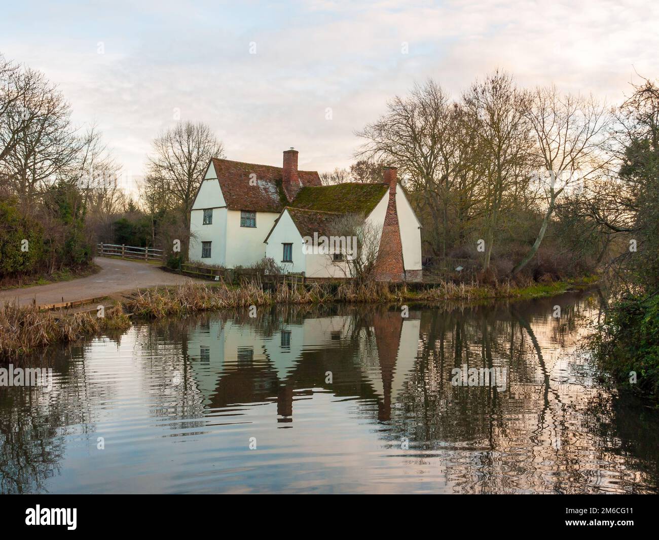 Herbst willy Lots Cottage keine Leute leeres Wasser spiegelt alten historischen Ort Constable wider Stockfoto