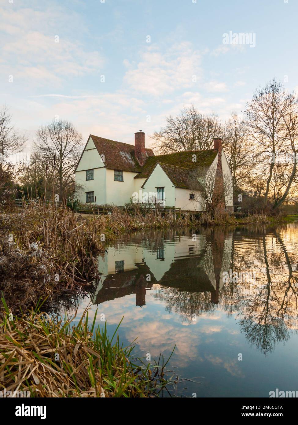 Herbst willy Lots Cottage keine Leute leeres Wasser spiegelt alten historischen Ort Constable wider Stockfoto