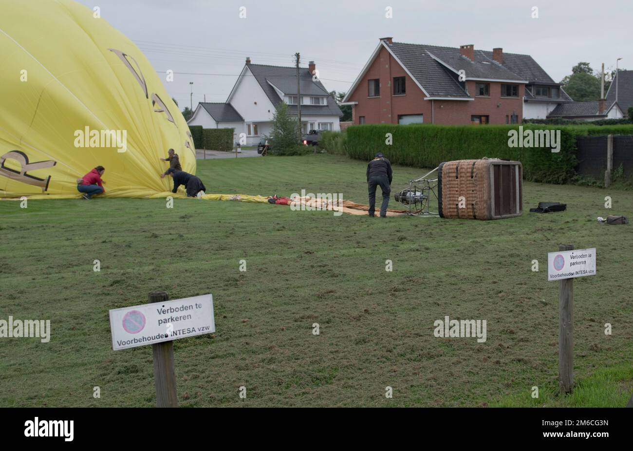 Hasselt, Limburg - Belgien 01-09-2021. Heißluftballon-Notlandung in einem Wohngebiet in Kuringen Stockfoto