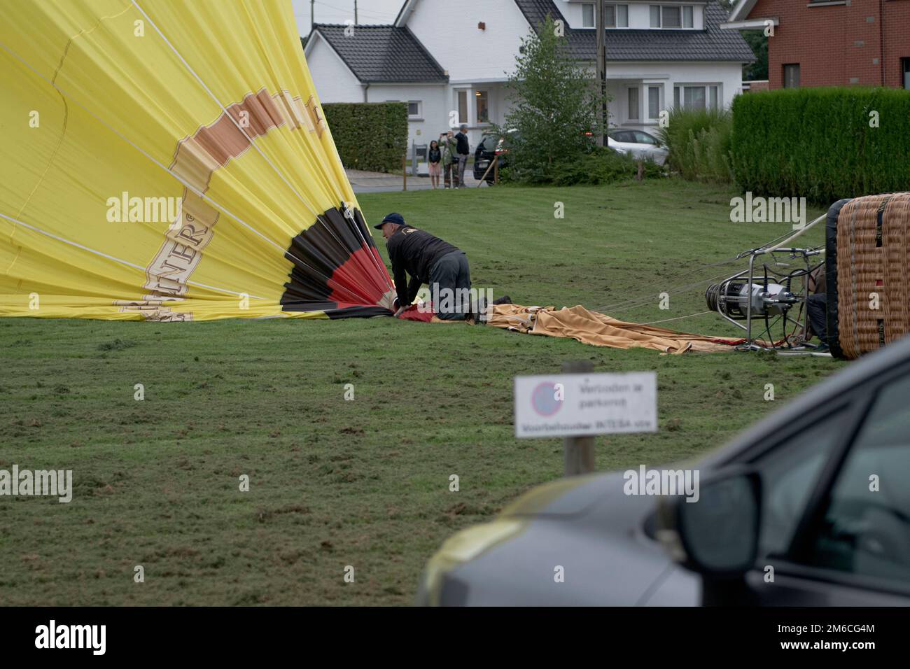 Hasselt, Limburg - Belgien 01-09-2021. Heißluftballon Notlandung in einem Wohngebiet auf dem Rasen Stockfoto