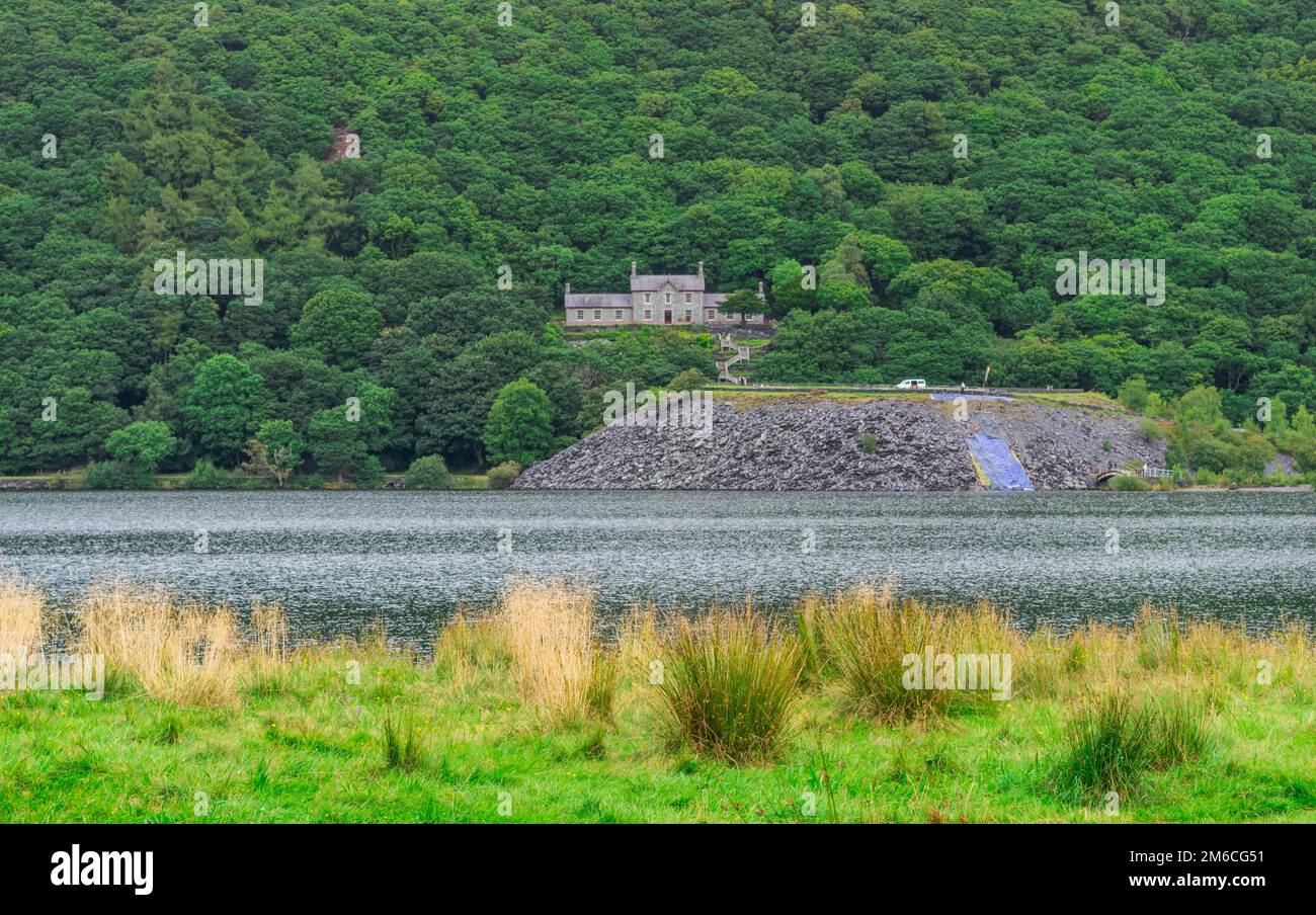 Llianberis See und die umliegende Landschaft Stockfoto