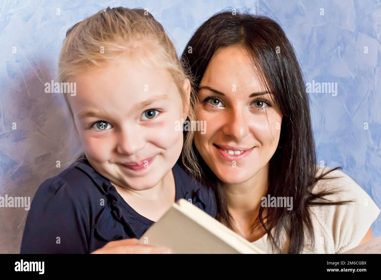 Blonde Tochter mit brünette Mutter Stockfoto