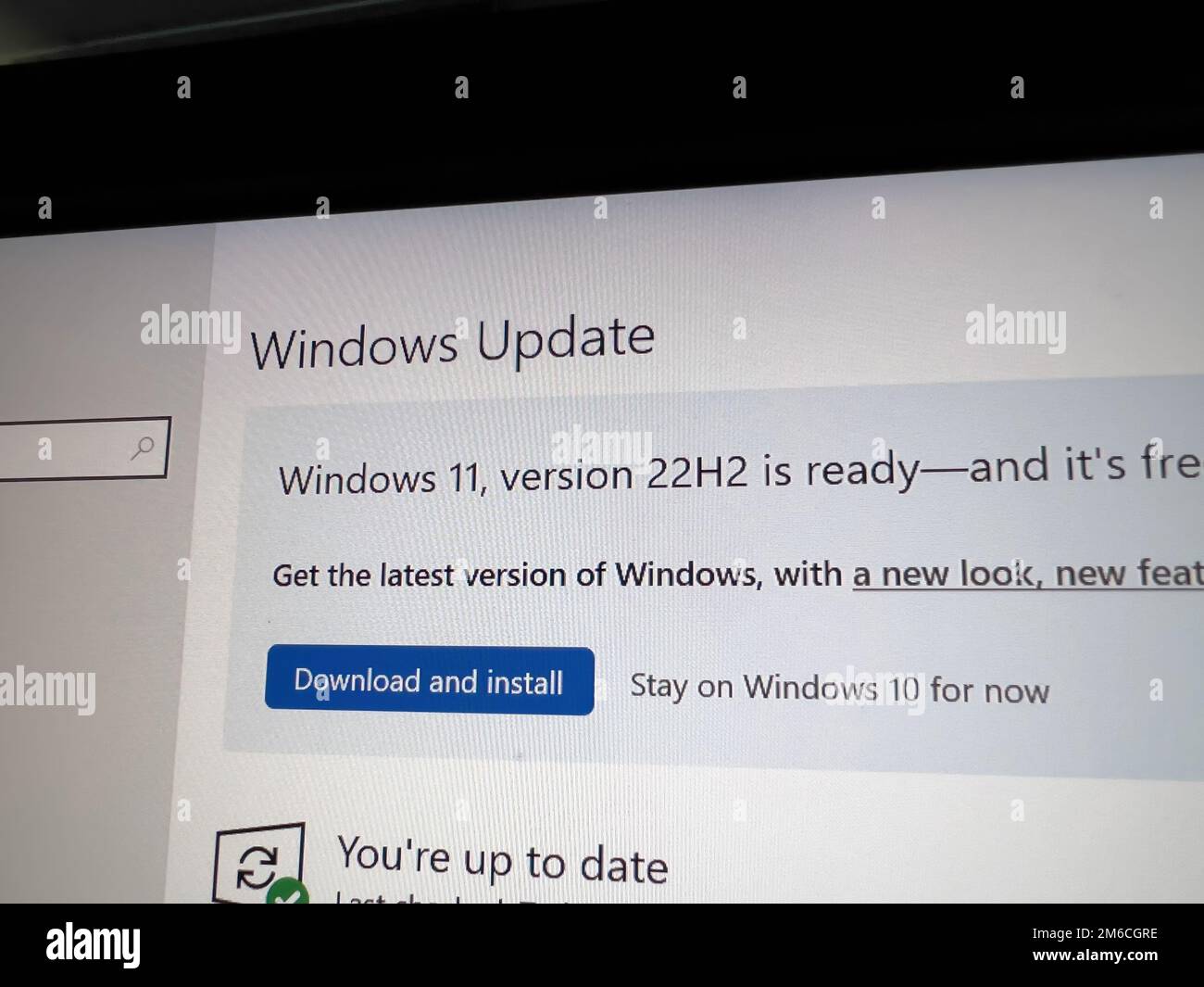 Paris, Frankreich – 5. Okt. 2022: Microsoft Windows Update Version 11 22h2 ist bereit – Schaltfläche zum Herunterladen und Installieren für das neue Betriebssystem Stockfoto