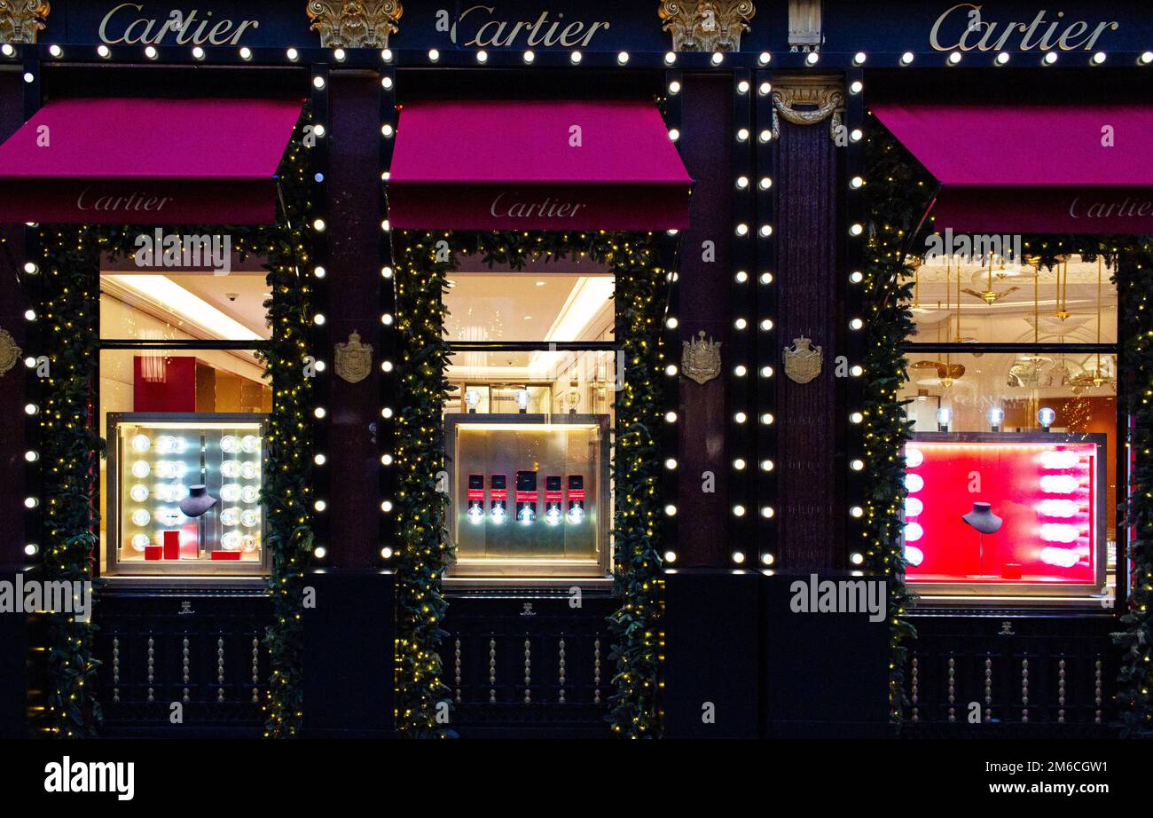 Cartier Schaufenster/Schaufenster/visuelles Merchandising des Bond Street Stores und gehobenes, wohlhabendes, gehobenes Luxusgeschäft Stockfoto