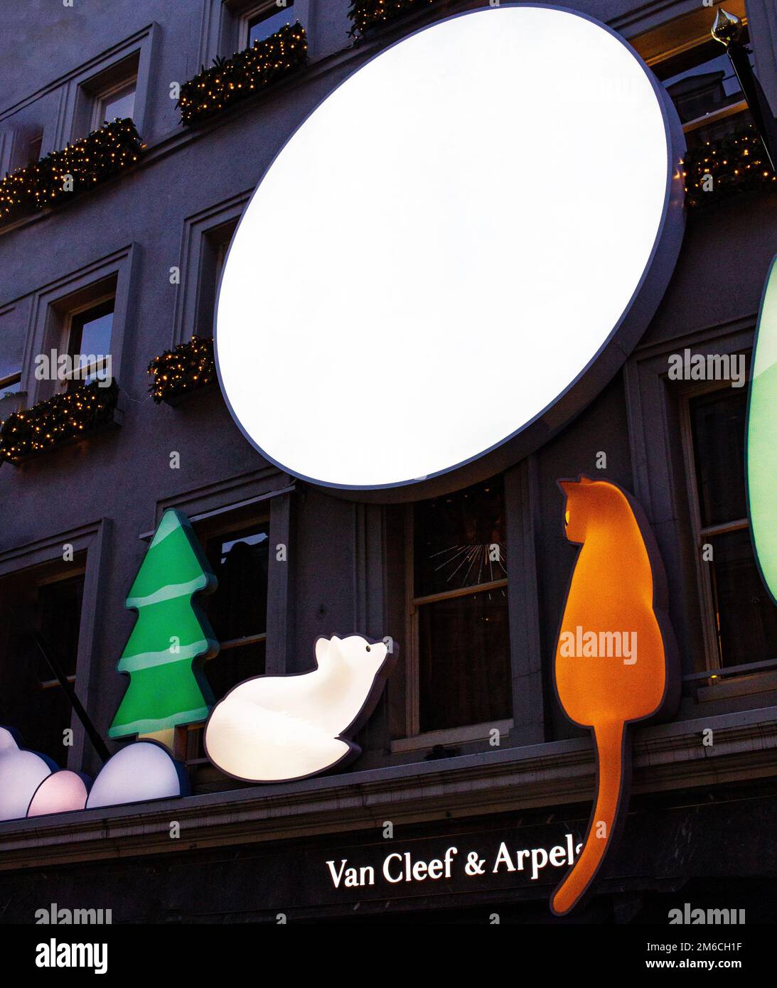Van Cleef & Arpels Schaufensterfront/Schaufenster/visuelles Merchandising des Bond Street Ladens, und gehobenes, wohlhabendes, gehobenes, luxuriöses Business Stockfoto