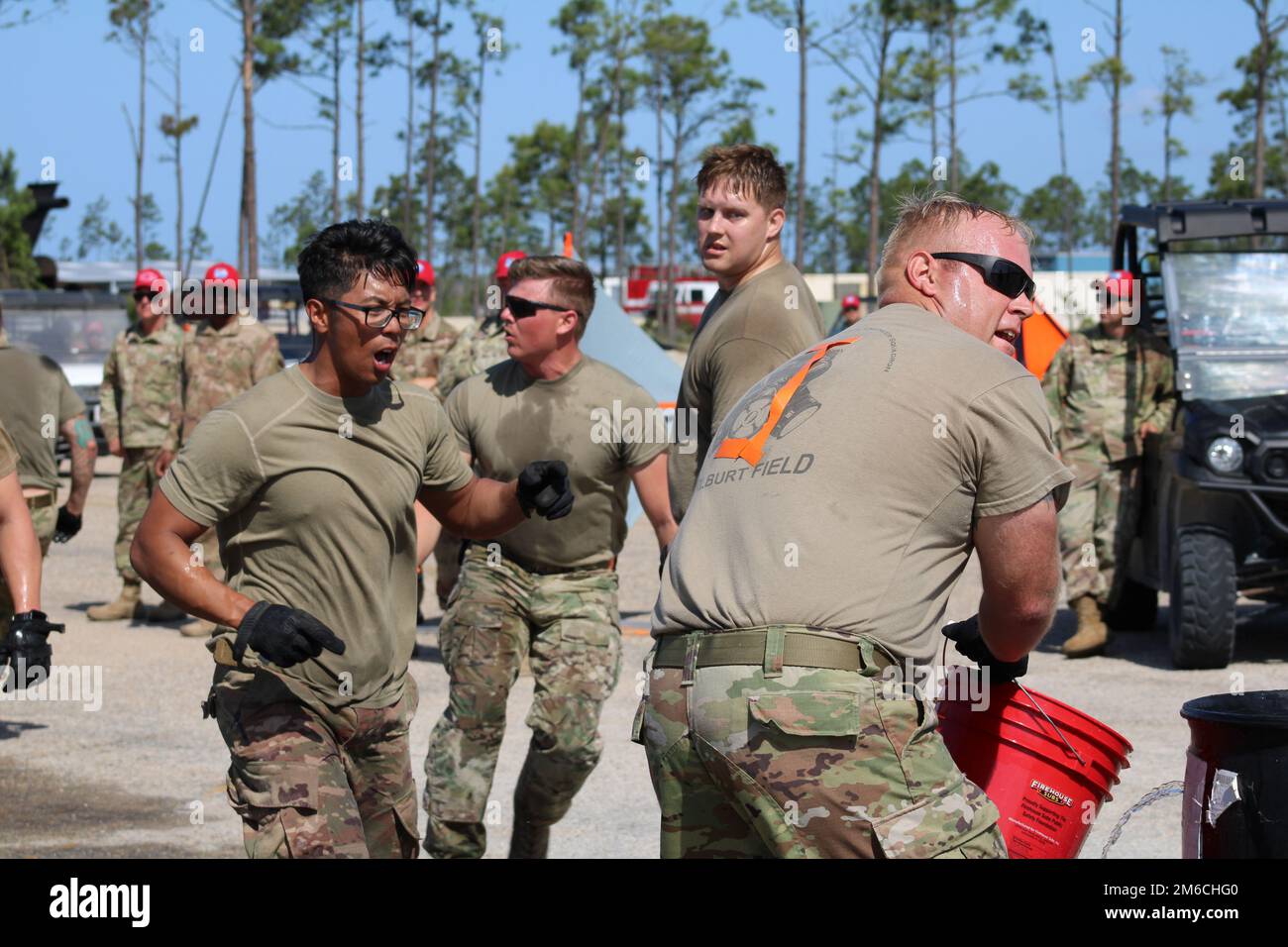 Readiness Challenge VIII Teilnehmer des 1. Special Operations Civil Engineer Squadron des Air Force Special Operations Command, Hurlburt Field, Florida, begehen eines der letzten Ereignisse -- einen Hinderniskurs -- 22. April 2022, auf dem Silver Flag Übungsgelände, Tyndall Air Force Base, Florida. Die Veranstaltung der Abteilung der Luftwaffe CE wird vom Air Force Civil Engineer Center ausgerichtet. Nach einer Pause von mehr als 20 Jahren ist die Challenge, eine der wichtigsten Veranstaltungen für die Bauingenieure der Luftwaffe, wieder da. Die diesjährige Readiness Challenge ist die erste Veranstaltung zur Betriebsfähigkeit vor der Herausforderung Stockfoto