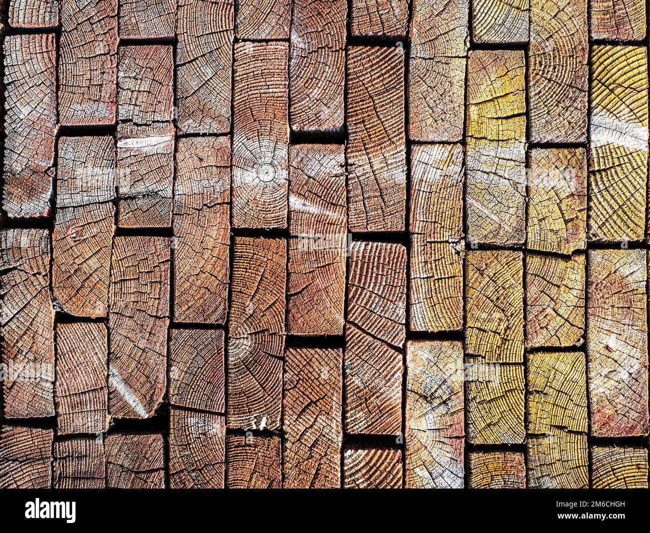 Die Enden von Holzbrettern. Holzhintergrund. Stockfoto