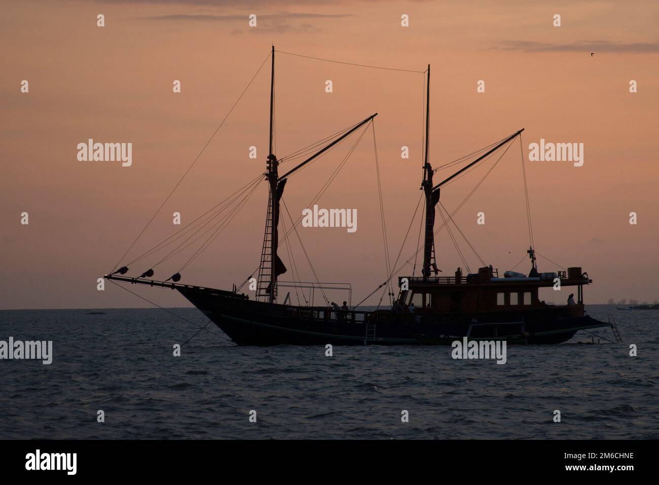 Ein Phinisi-Holzschiff Stockfoto