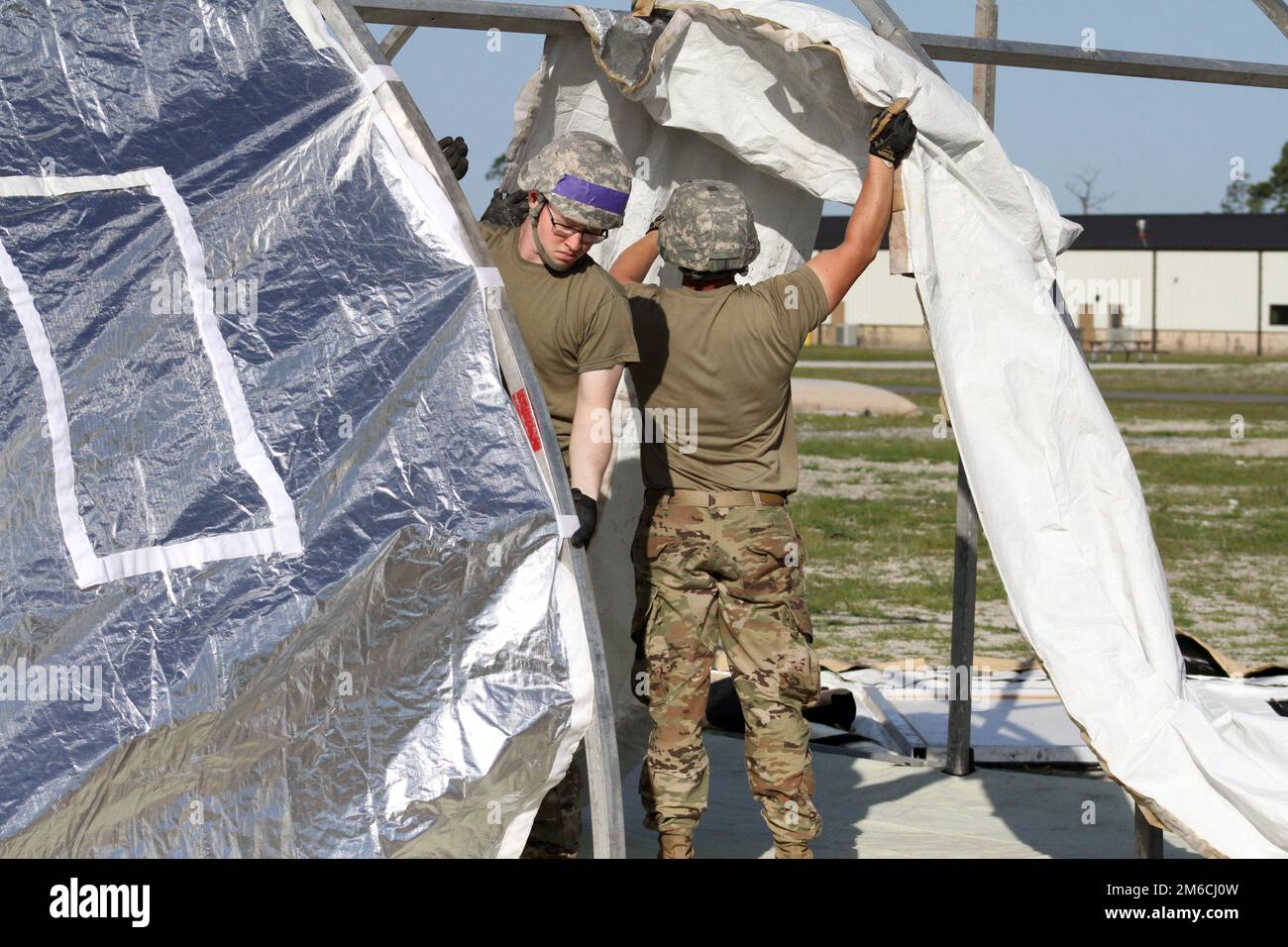 Readiness Challenge VIII Teilnehmer aus den USA Das 45. Bauingenieur-Geschwader der Space Force, Patrick Space Force Base, Florida, stellt sich dem kleinen Schutzsystem, das am letzten Morgen des Wettbewerbs am 22. April 2022 auf der Silver Flag Trainingsgelände, Tyndall Air Force Base, Florida, aufgebaut wird. Die Veranstaltung der Abteilung der Luftwaffe CE wird vom Air Force Civil Engineer Center ausgerichtet. Nach mehr als 20 Jahren Pause ist die Challenge, eine der wichtigsten Veranstaltungen für DAF-Bauingenieure, wieder da. Die diesjährige Readiness Challenge ist die erste Veranstaltung zur Betriebsfähigkeit, bevor die Herausforderung die volle Betriebsfähigkeit erreicht Stockfoto