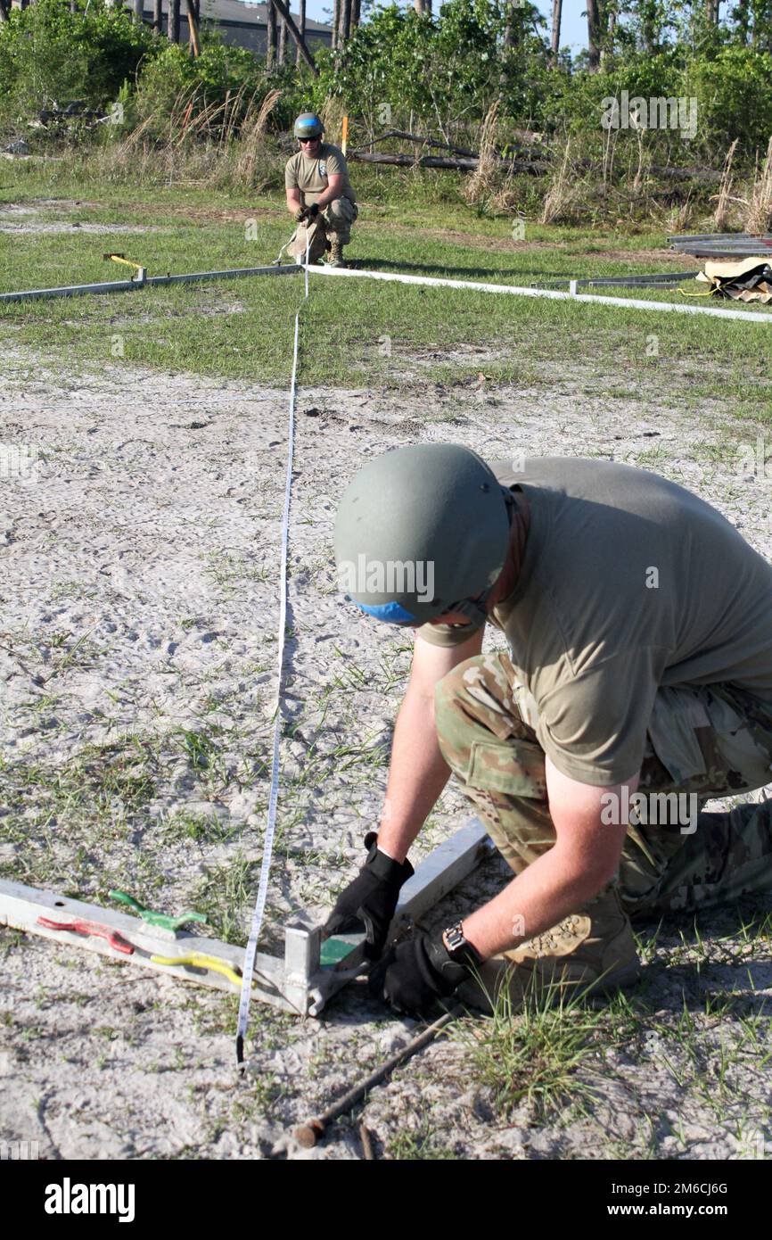 Readiness Challenge VIII Teilnehmer des 60. Ziviltechniker-Geschwaders des Air Mobility Command, Luftwaffenstützpunkt Travis, Kalifornien, kämpfen am letzten Morgen des Wettbewerbs am 22. April 2022 an der Trainingsstätte Silver Flag, Luftwaffenstützpunkt Tyndall, Florida, gegen das kleine Schutzsystem. Die Veranstaltung der Abteilung der Luftwaffe CE wird vom Air Force Civil Engineer Center ausgerichtet. Nach mehr als 20 Jahren Pause ist die Challenge, eine der wichtigsten Veranstaltungen für DAF-Bauingenieure, wieder da. Die diesjährige Readiness Challenge ist das erste Event zur Betriebsfähigkeit, bevor die Herausforderung die volle Betriebsfähigkeit erreicht Stockfoto