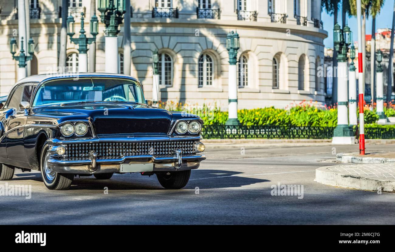 HDR - American Black Oldtimer-Fahrt in Havanna Kuba in der Vorderansicht Stockfoto