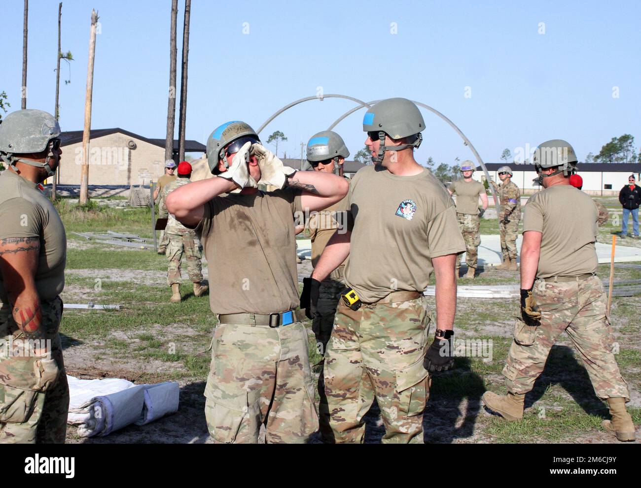 Ein Teilnehmer der Readiness Challenge VIII vom 60. Bauingenieur-Geschwader des Air Mobility Command, Luftwaffenstützpunkt Travis, Kalifornien, ruft sein Team während einer Pause vom kleinen Schutzsystem auf, die am letzten Morgen des Wettbewerbs am 22. April 2022 auf dem Silver Flag-Übungsgelände aufgebaut wurde. Luftwaffenstützpunkt Tyndall, Florida. Die Veranstaltung der Abteilung der Luftwaffe CE wird vom Air Force Civil Engineer Center ausgerichtet. Nach mehr als 20 Jahren Pause ist die Challenge, eine der wichtigsten Veranstaltungen für DAF-Bauingenieure, wieder da. Die diesjährige Readiness Challenge ist die erste Veranstaltung zur Betriebsfähigkeit vor dem Glockenschlag Stockfoto