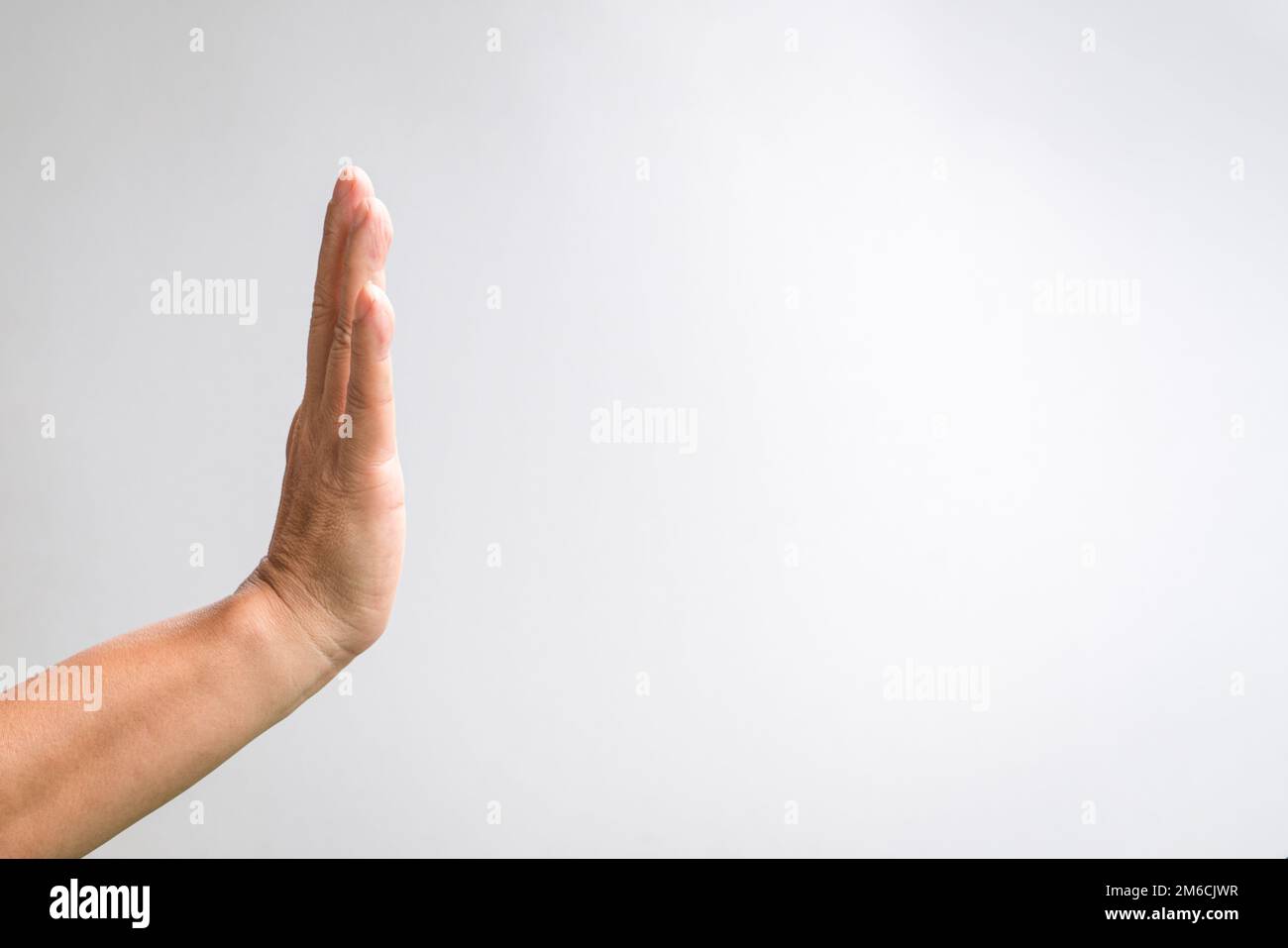 Männliche Hand mit Stoppgeste. Isoliert auf weißem Hintergrund. Stockfoto
