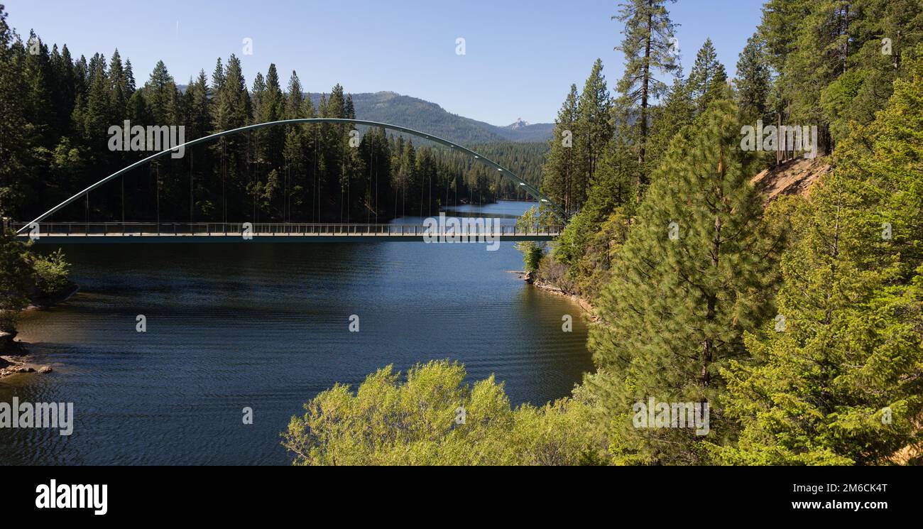 Fußgängerweg Über Die Hängebrücke Lake Siskiyou Reservoir Box Canyon Trail Stockfoto