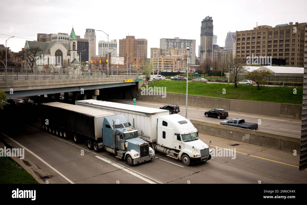 Der Verkehr Auf Dem Interstate Highway Verläuft In Der Metrozone Arouund Detroit Michigan Stockfoto