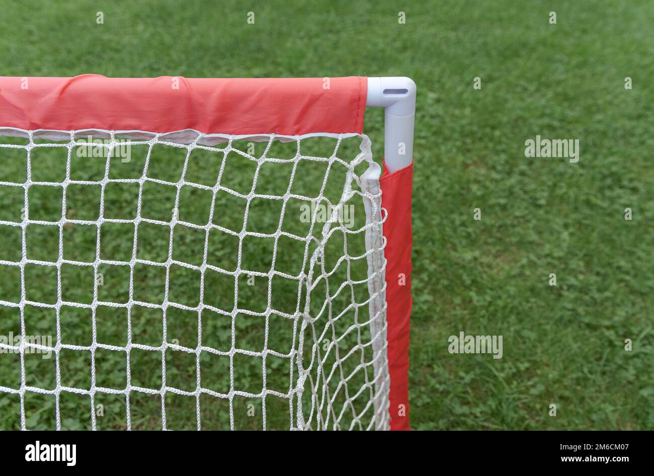 Kleine Tore zum Fußballspielen für Kinder. Rote Farbe Stockfoto