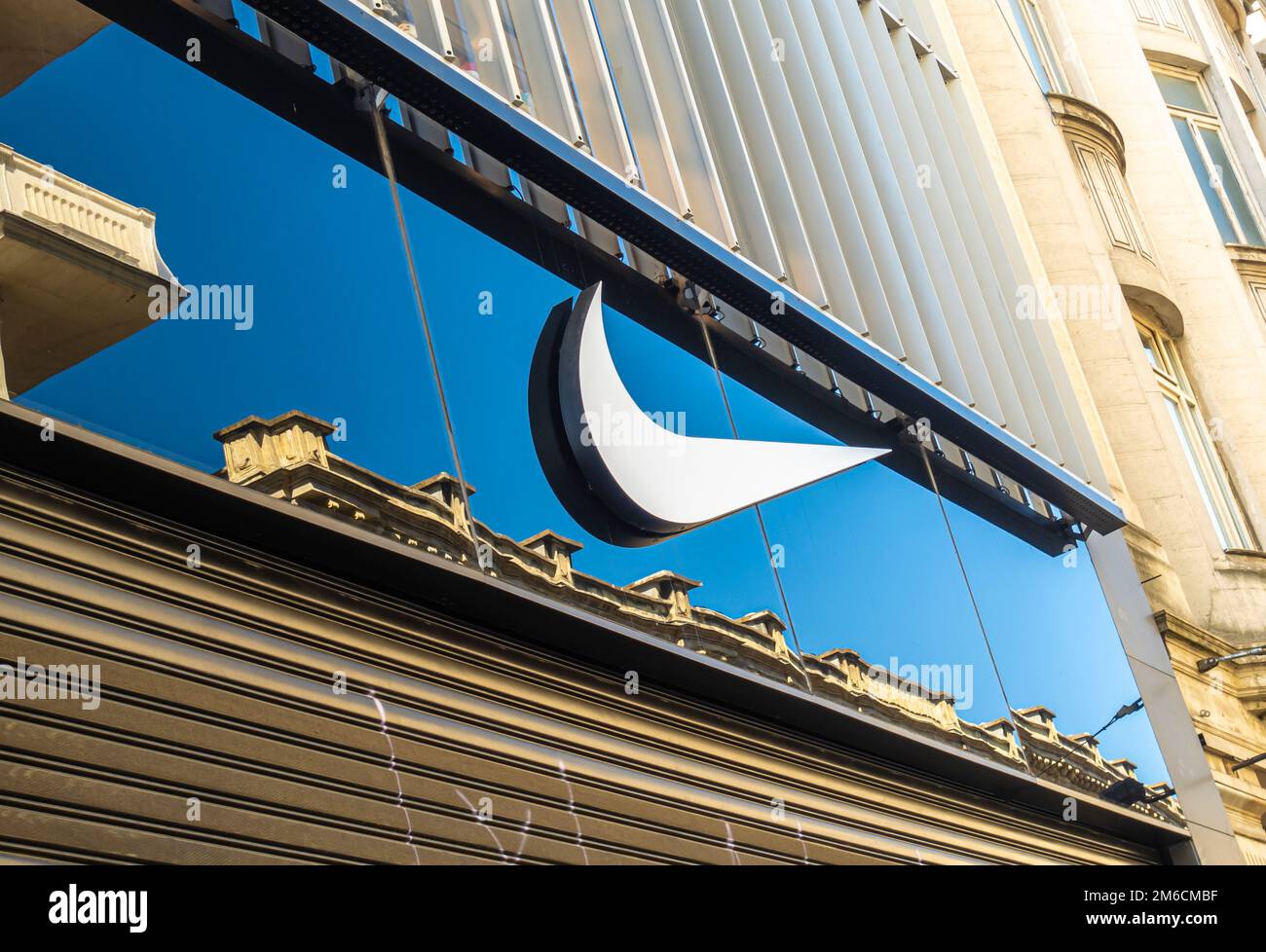 Nike Store Fenster und Logo in Taksim, Beyoglu, Istanbul, Türkei Stockfoto