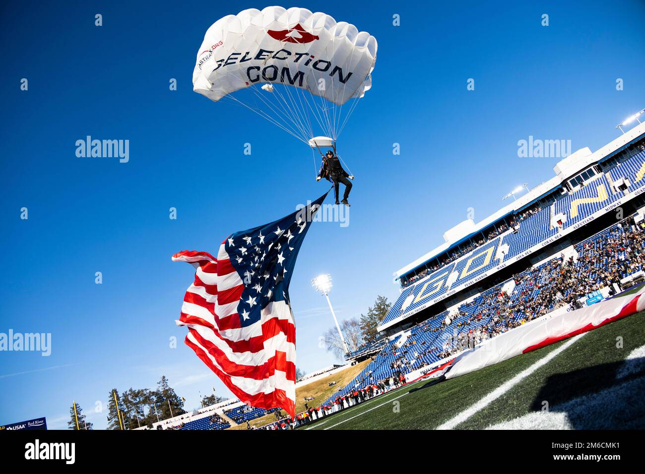 Fallschirmspringer steigen während der Eröffnung des 2022 Military Bowl im Navy-Marine Corps Memorial Stadium, Annapolis, Maryland, 28. Dezember 2022 ab. Der Military Bowl, in dem dieses Jahr die Duke University Blue Devils und die University of Central Florida Golden Knights stattfinden, ist ein jährliches College-Football-Spiel, bei dem Militärdienst gewürdigt und Militärveteranen aus der Gegend von Washington hervorgehoben werden. Das diesjährige Spiel ist der 13. Militärbowl. (USA Marine Corps Foto von Staff Sgt. Aaron S. Patterson). Stockfoto