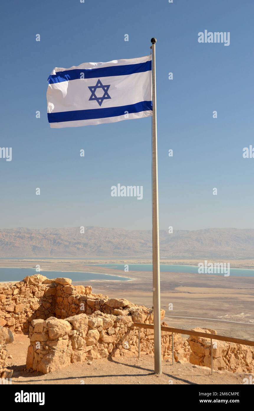 Die israelische Flagge fliegt über Masada mit dem Toten Meer im Hintergrund Stockfoto
