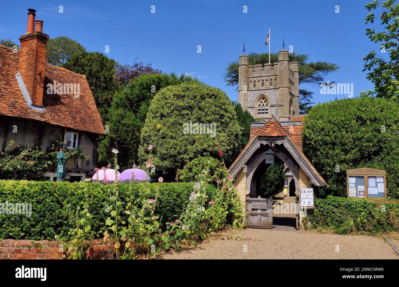 Hambleden: St. Mary die Jungfrau Kirche mit Eingang zum Friedhof und Hütte in Hambleden, Buckinghamshire, England Stockfoto