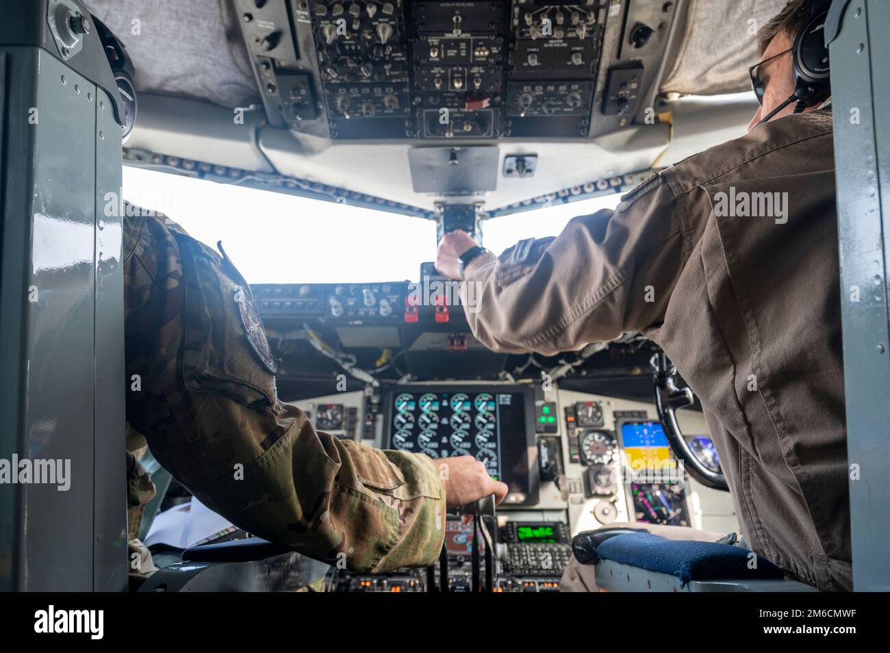 Kapitän Alex Shelton (links) und Kapitän Josh Freeze (rechts), KC-135 Stratotanker-Piloten, die der 91. Expeditionary Air Tanken Squadron zugewiesen sind, bereiten sich auf den Start vom Al Udeid Air Base, Katar, vor, 27. Dezember 2022. Die KC-135 lieferte Kraft, die Treibstoff auf die Luftwaffe ausdehnte, sodass sie länger in der Luft bleiben konnten, ihre Patrouillen maximierten und die regionale Stabilität sicherstellten. (USA Air Force Photo von Staff Sgt. Kirby Turbak) Stockfoto
