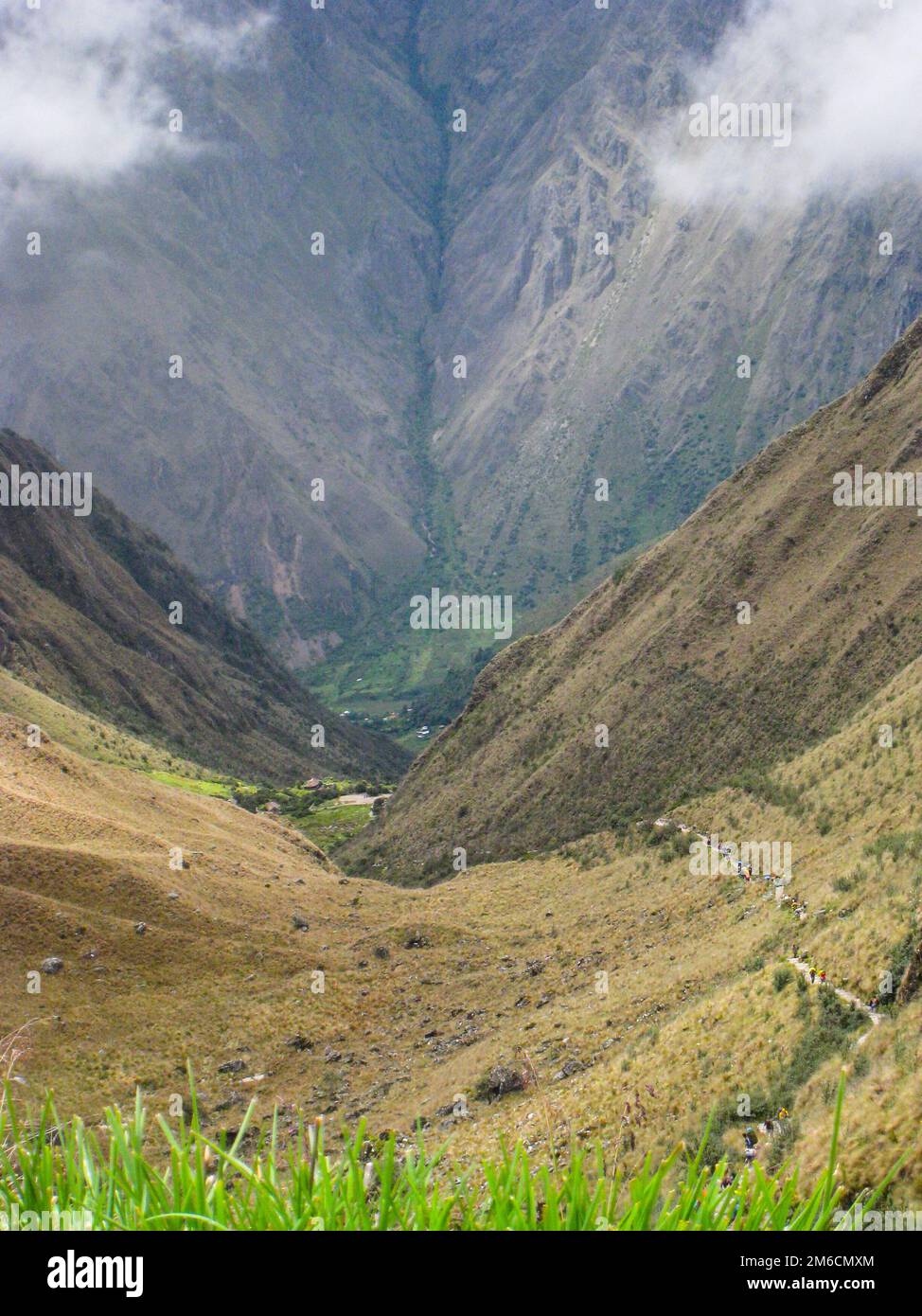 Wanderung auf der alten Inka Trail gepflasterten Weg nach Machu Picchu. Peru. Es gibt keine Personen, die Stockfoto