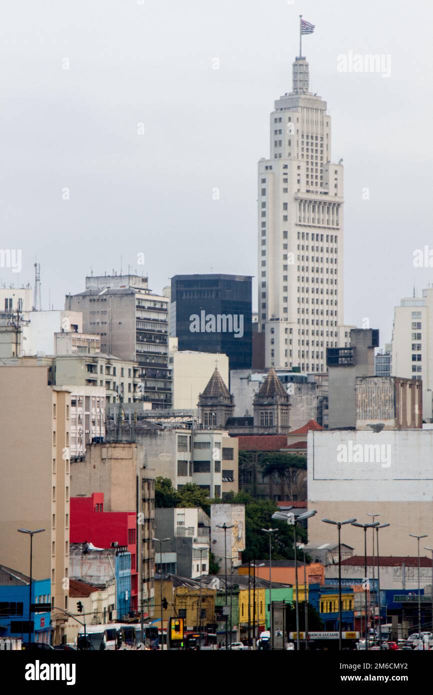 Chaotische städtische Architektur mit hohen Turm im Hintergrund. Stockfoto