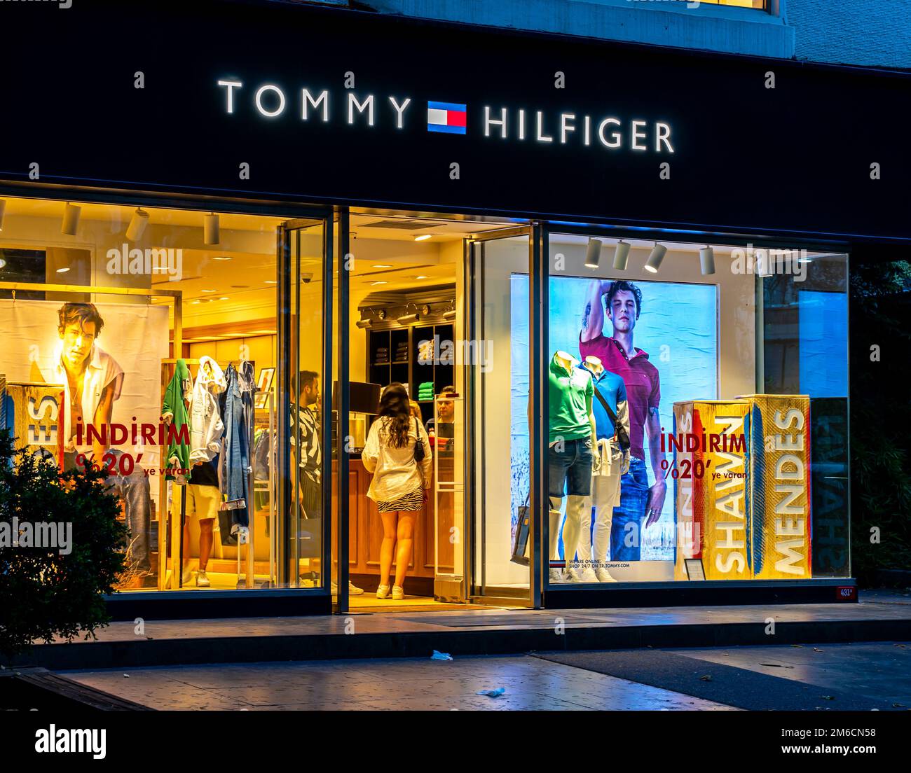 Tommy hilfiger clothes shop -Fotos und -Bildmaterial in hoher Auflösung –  Alamy