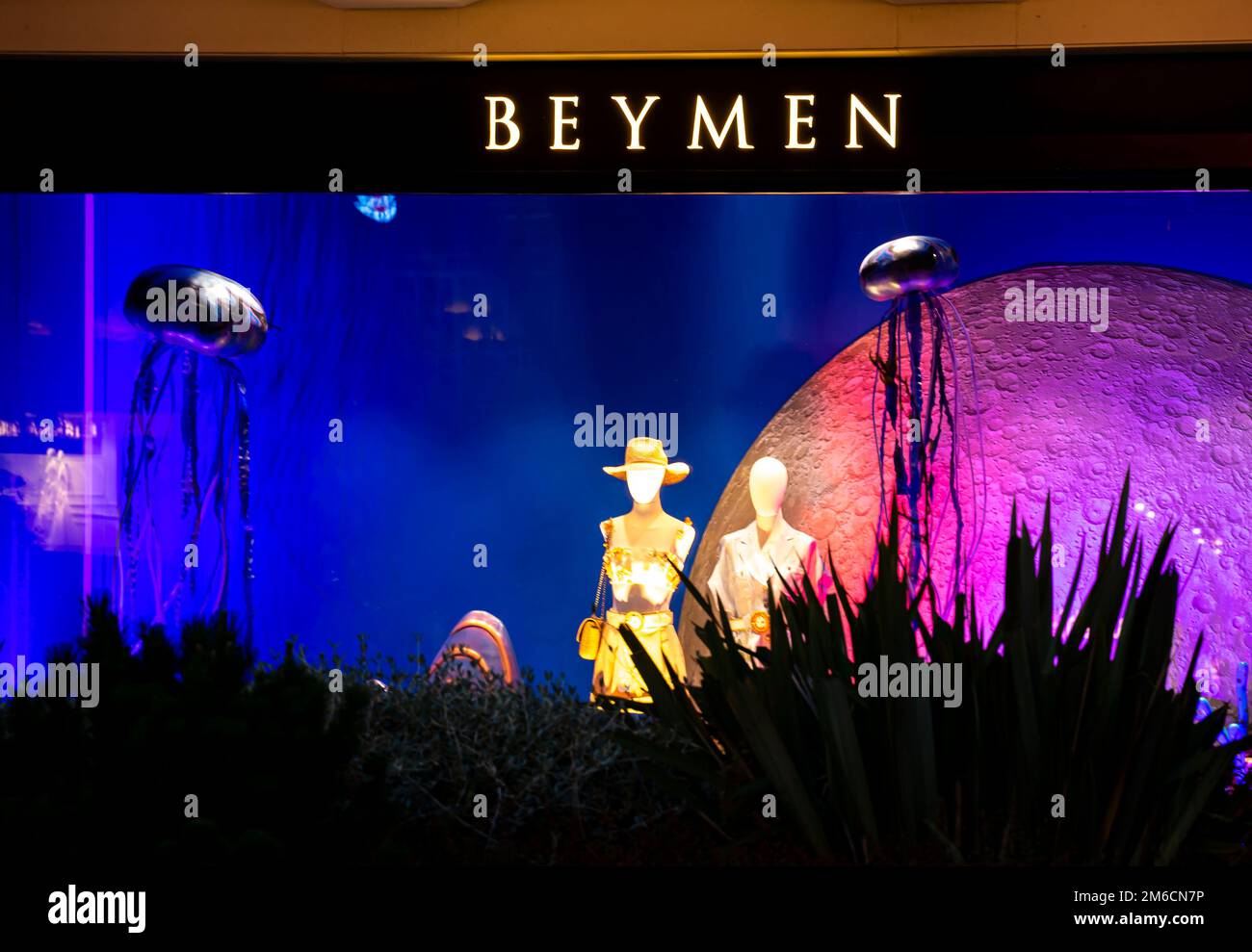 Beymen-Schaufenster mit bunten Werbespots. Beymen Suadiye - flagman-Bekleidungsgeschäft in Kadikoy, Istanbul, Türkei Stockfoto