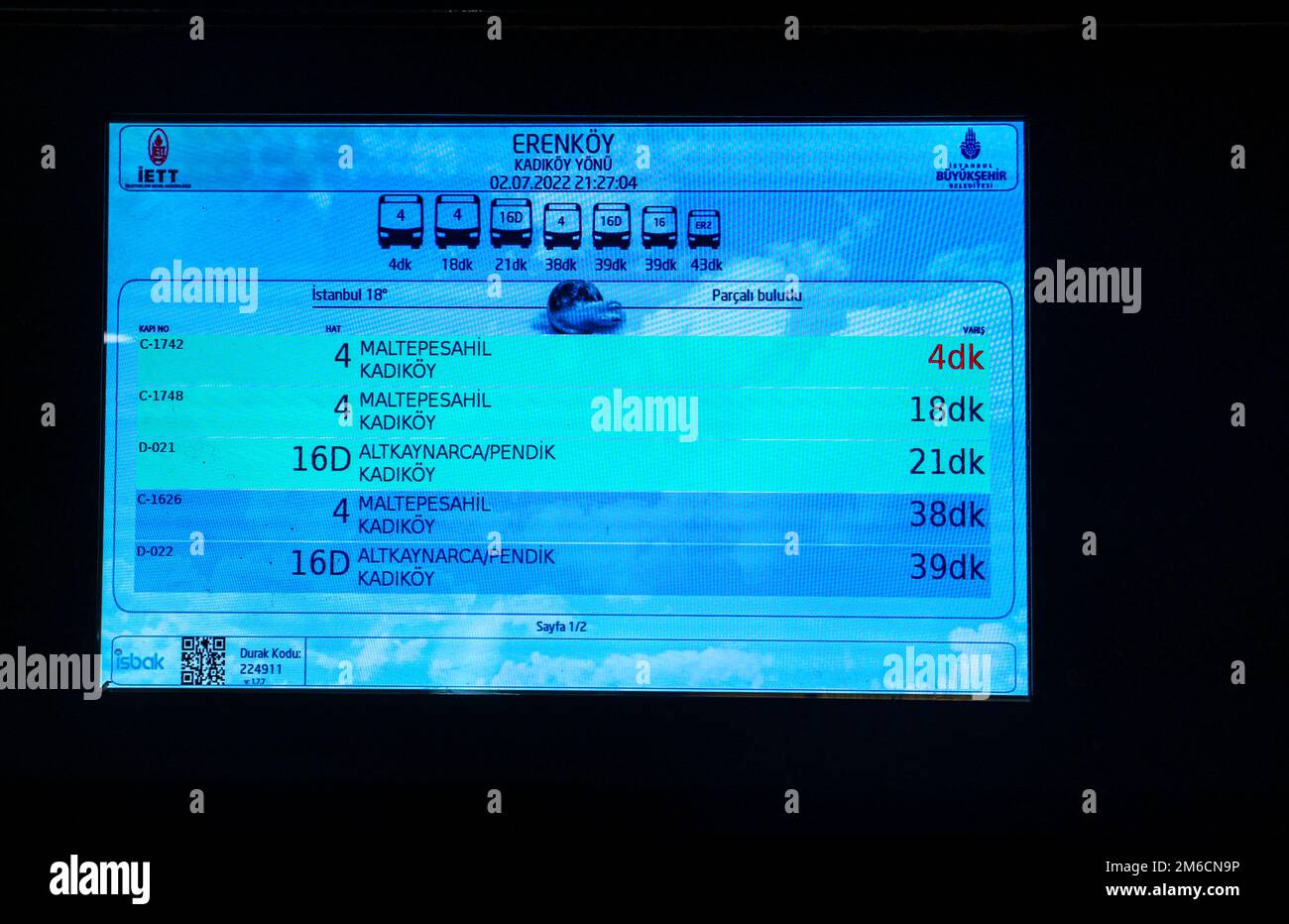 Bildschirm „Digitaler Fahrplan“. Busfahrplan für die Abfahrt. Ankunft Abfahrtsbusse zeigen tv an einer Bushaltestelle in Kadikoy Istanbul Türkei Stockfoto