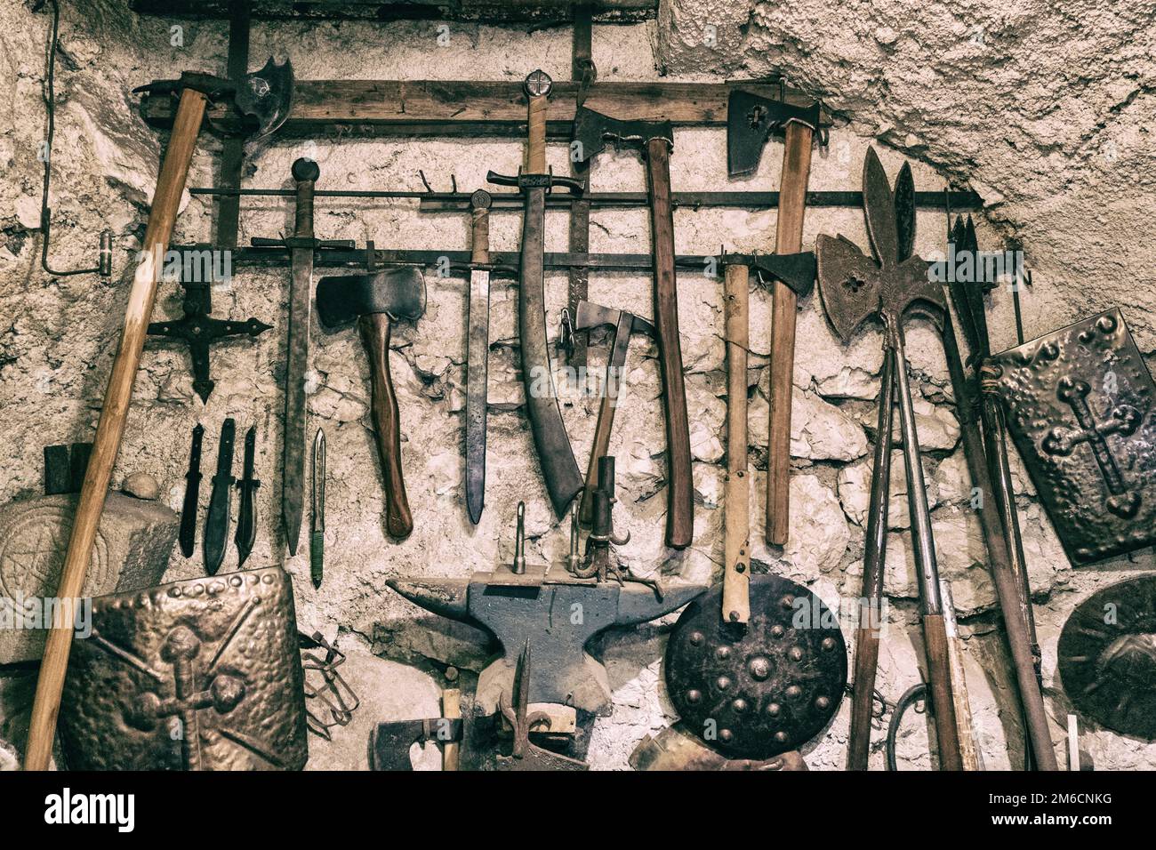 Mittelalterliche Waffen auf einen weißen Stein Wand. Cooler Hintergrund. Stockfoto