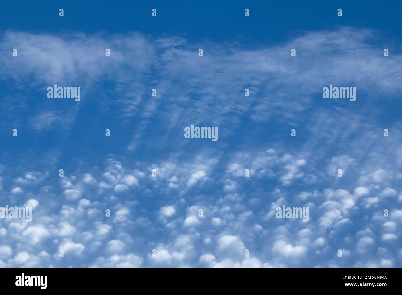 Streifige und Puffy - Wolken vor blauem Himmel. Querformat. Stockfoto