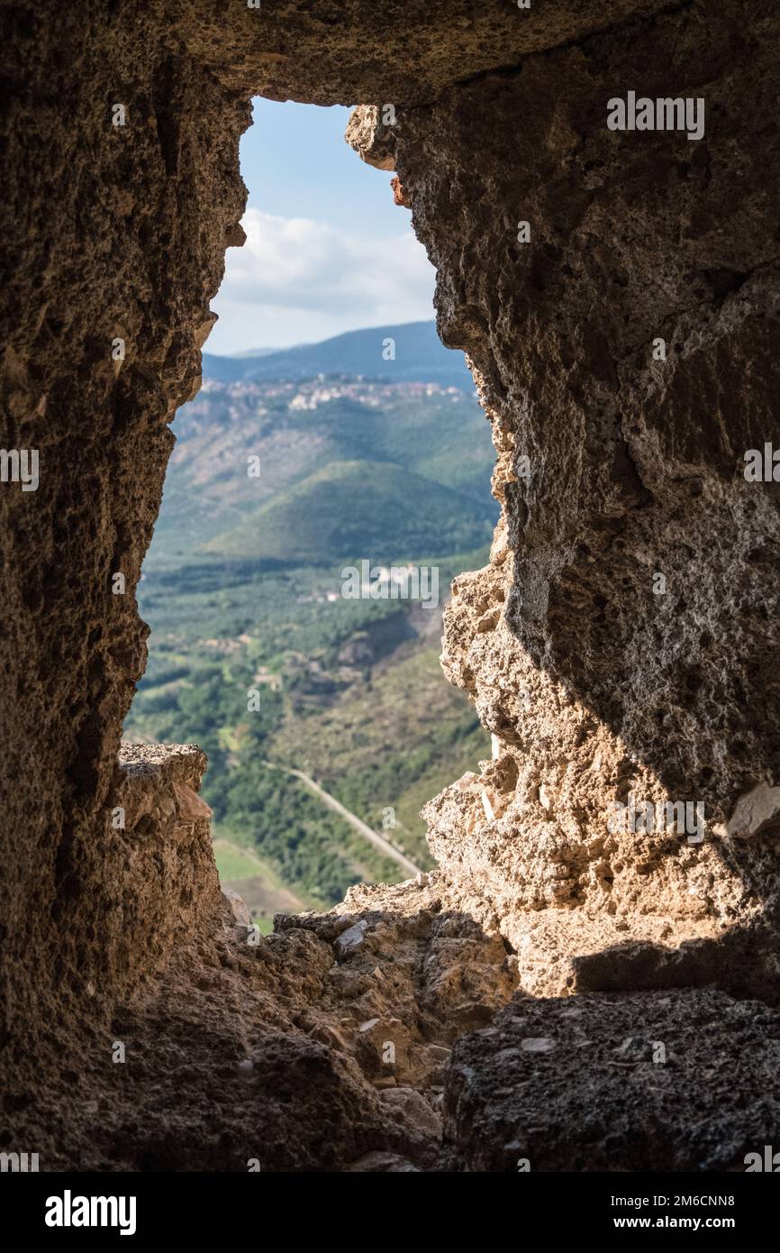 Die Landschaft und die Berge im Hintergrund von einer mittelalterlichen Fenster. Stockfoto