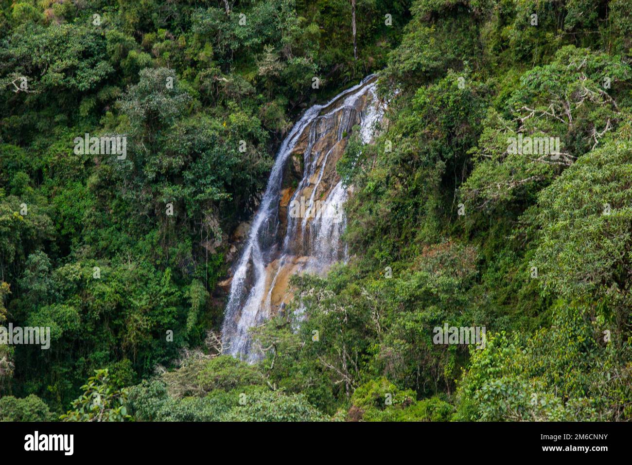 Wasserfall auf dem gepflasterten Pfad Inka Trail nach Machu Picchu. Stockfoto