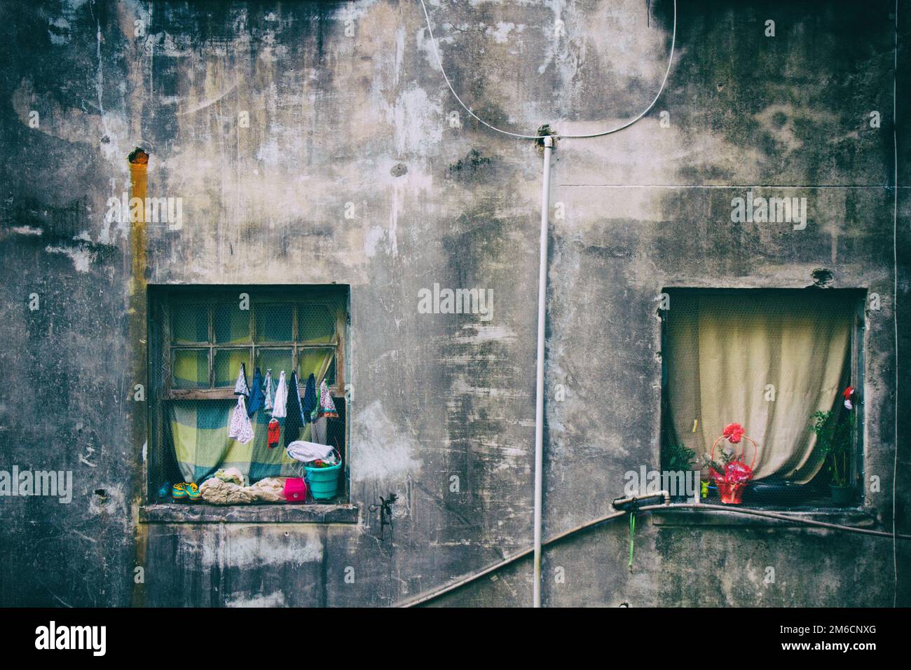 Quadratische Fenster von einem verfallenen Gebäude. Stockfoto