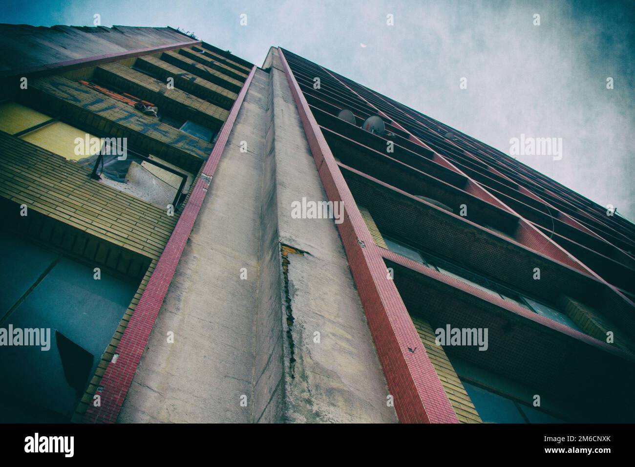 Low Angle View eines gealterten Wohnhaus Stockfoto