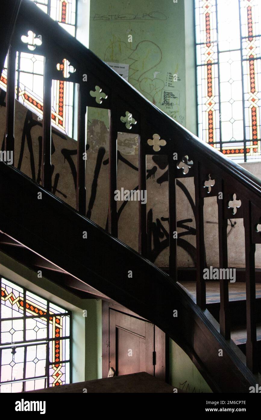 Treppen und fleckige Fenster eines verlassenen Hauses. Stockfoto
