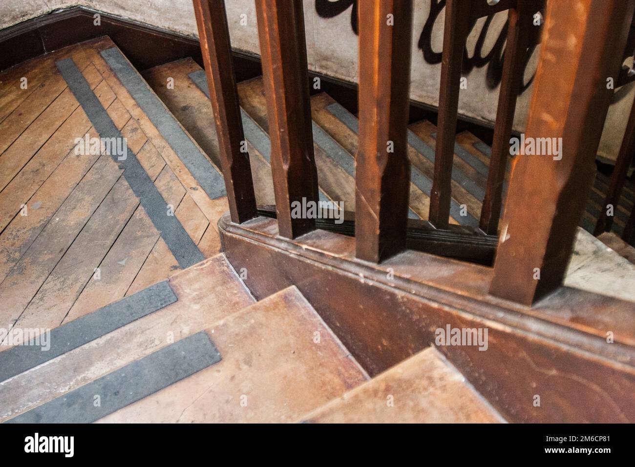 Alte Holztreppe. Stockfoto