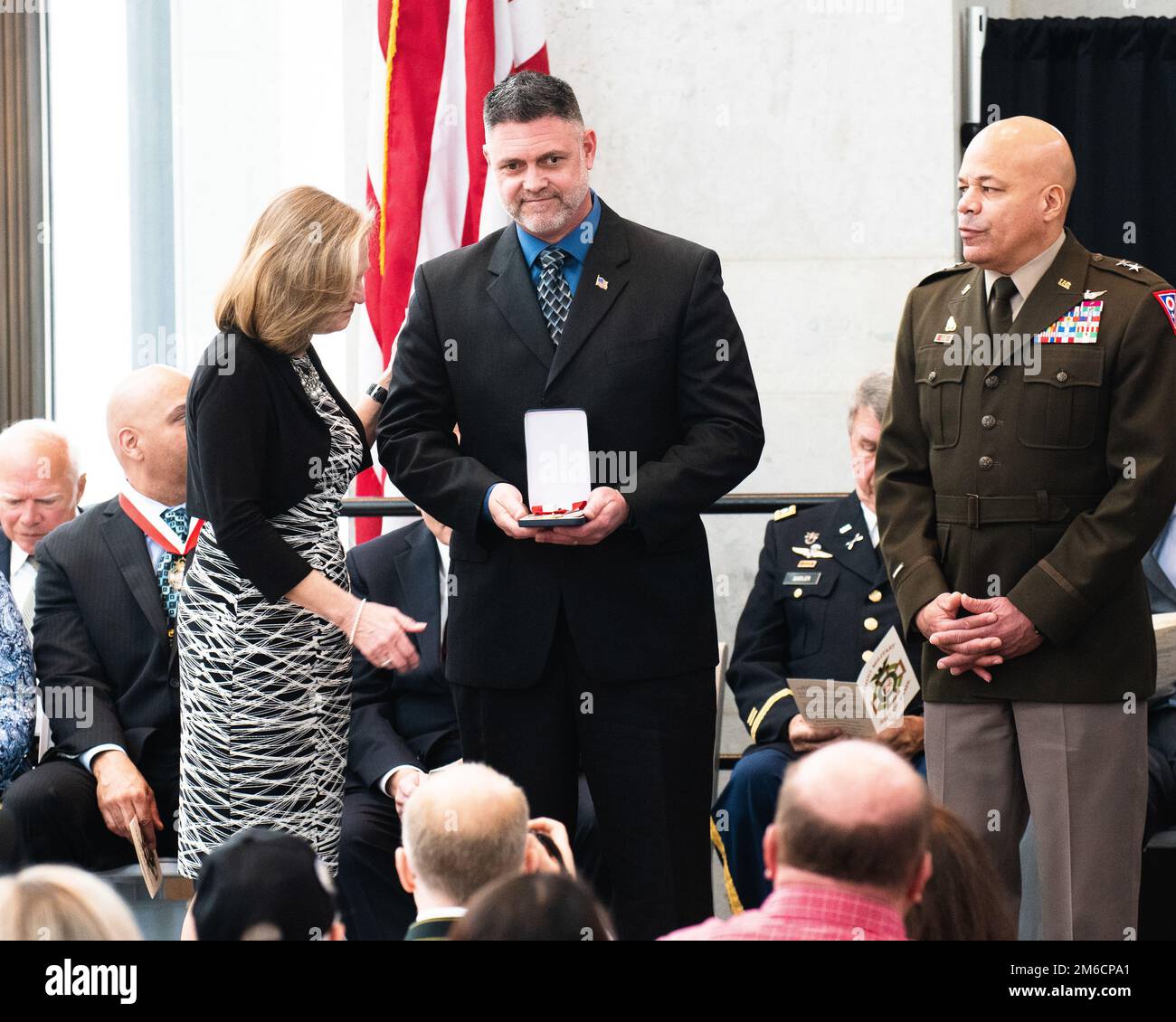 Generalmajor Deborah Ashenhurst (links), Direktorin des Ohio Department of Veterans Services, überreicht Joe Carter die Ohio Military Hall of Fame for Valor Medaille während der OMHOF-Klasse der Einführungszeremonie 2022 am 22. April 2022 im Ohio Statehouse Atrium in Columbus, Ohio. Carter ist der Sohn des pensionierten Kommandodienstleiters Jeffrey N. Carter, dem die Silbersternmedaille verliehen wurde, als er bei der 1. Kavallerie-Division in Vietnam diente. Nach seinem Dienst in der regulären Armee trat Carter, der im letzten Januar starb, der Ohio Army National Guard bei und diente bei der 107. Panzerkalvary und RE Stockfoto