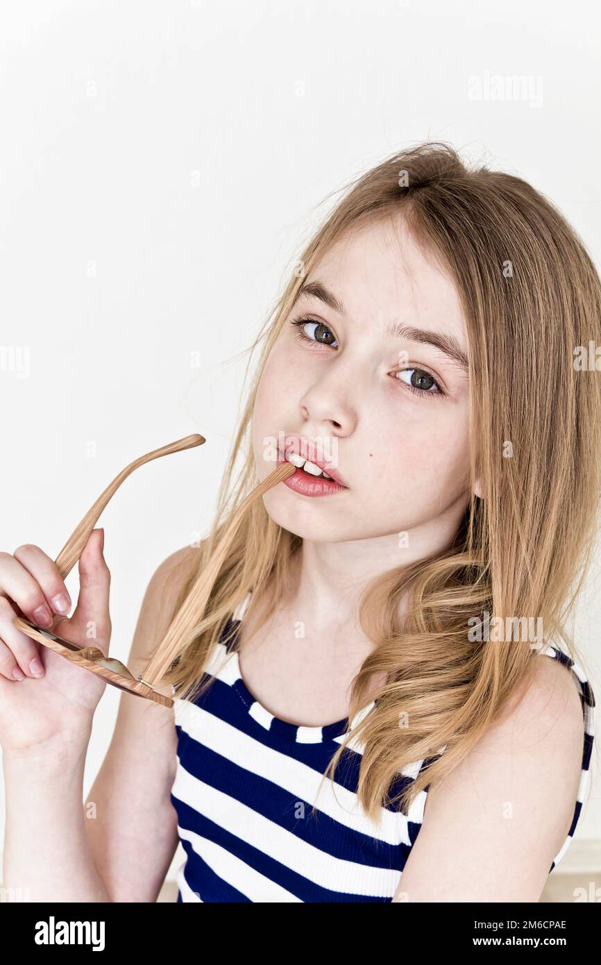 Süßes Mädchen mit blonden langen Haaren auf weiß Stockfoto