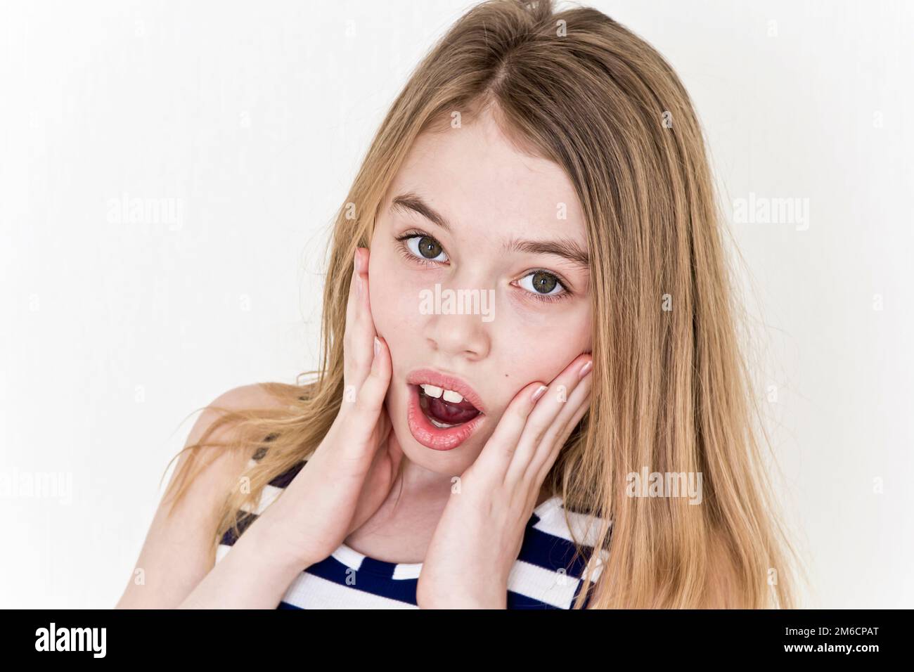 Nahporträt eines überraschten Mädchens, elf Jahre alt Stockfoto