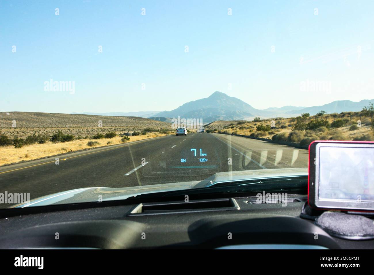 Autobahn aus Sicht des Fahrers im Auto. Stockfoto