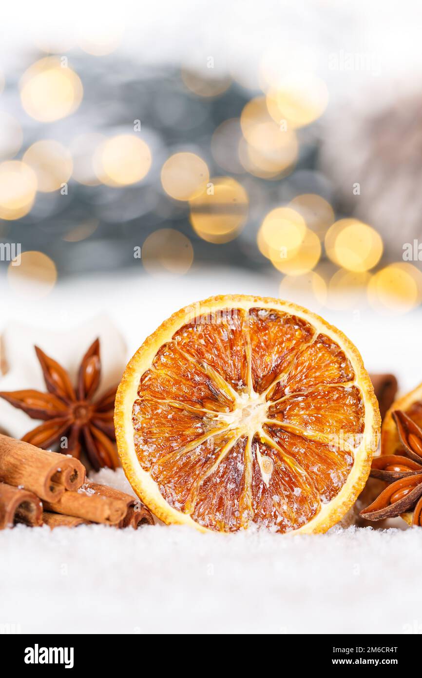 Weihnachten Weihnachtsdekoration Porträt Orange Dekoration Winter Schnee Stockfoto