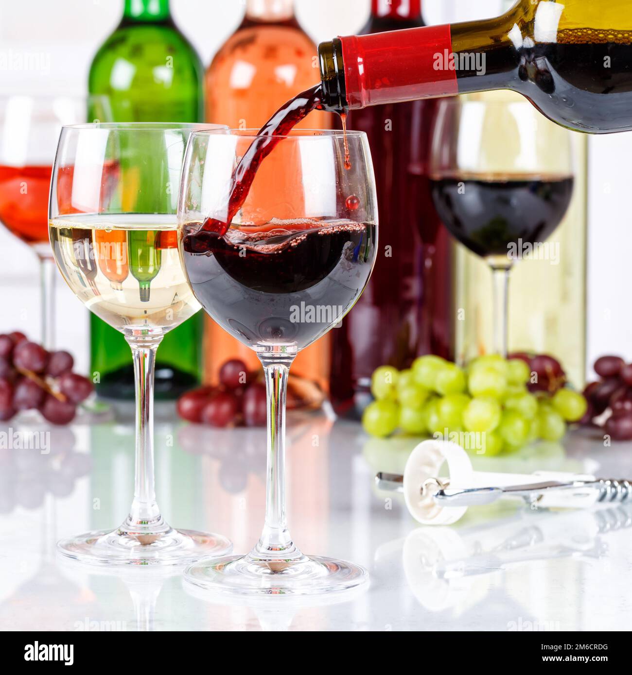 Gieße Wein, gieße Wein, Flasche Wein, Glas, Rotwein, quadratische Flasche Stockfoto