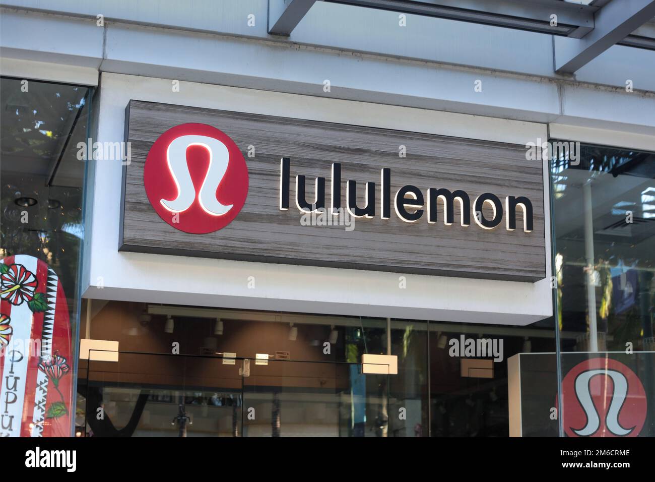 Honolulu, HI - 3. Januar 2023: Lululemon Storefront mit Schild und Firmenlogo außen in der Nähe des Waikiki Beach Stockfoto