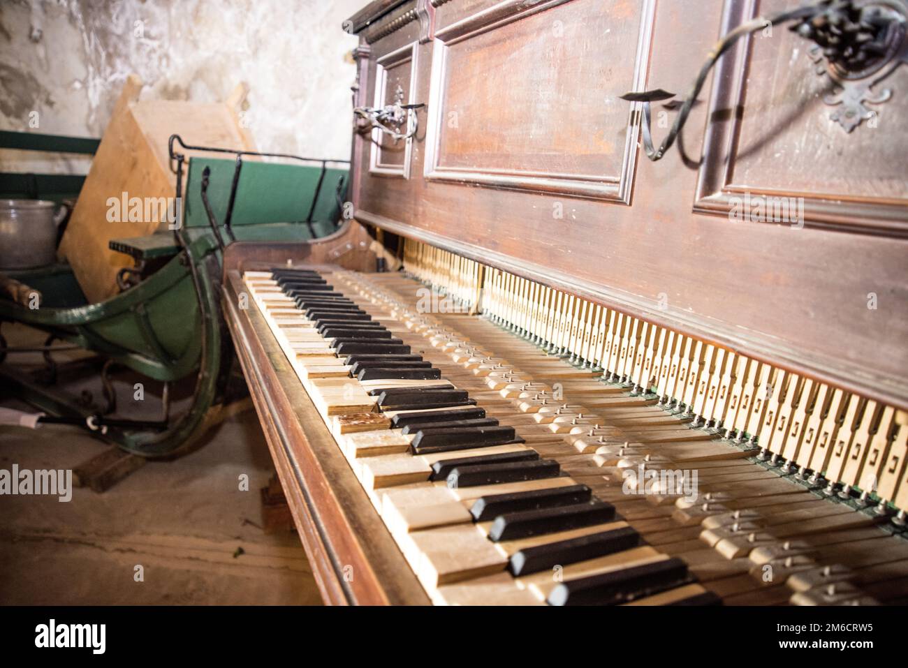 Altes, kaputtes Klavier aus Holz. Abstraktes Innenfoto im Retro-Look Stockfoto
